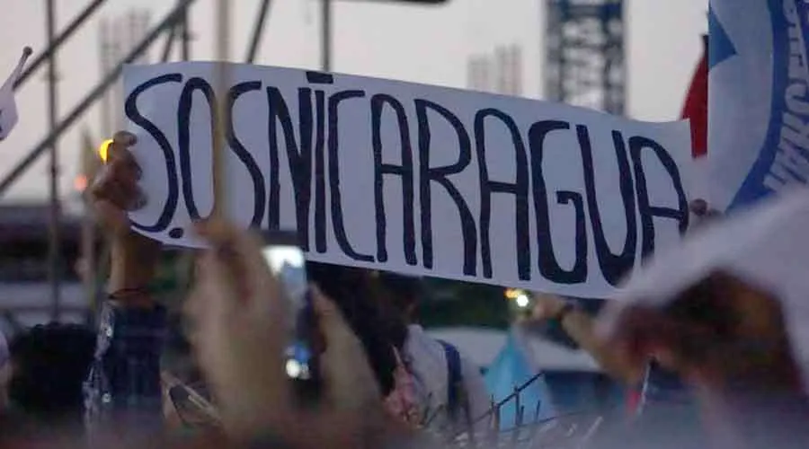 Imagen referencial / Joven sostiene cartel "SOS Nicaragua" durante la JMJ Panamá 2019. Foto: David Ramos / ACI Prensa.?w=200&h=150