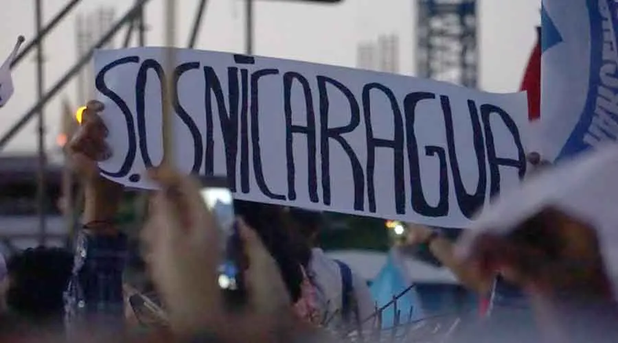 Imagen referencial / Joven sostiene cartel "SOS Nicaragua" durante la JMJ Panamá 2019. Foto: David Ramos / ACI Prensa.