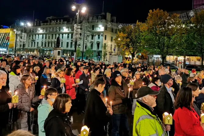 Cientos procesionan para conmemorar millones de muertes por aborto en Reino Unido