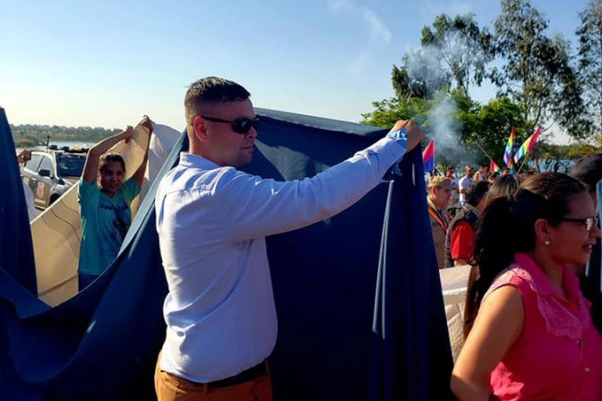 Usan sábanas para cubrir actos exhibicionistas de marcha LGTB en Paraguay