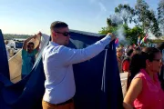 Usan sábanas para cubrir actos exhibicionistas de marcha LGTB en Paraguay