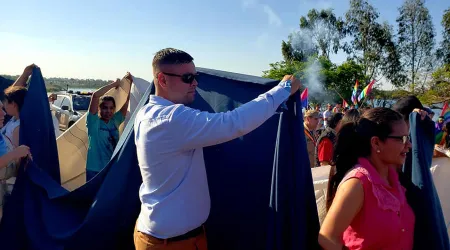 Usan sábanas para cubrir actos exhibicionistas de marcha LGTB en Paraguay