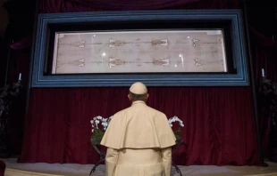 El Papa Francisco venera la Su00e1bana Santa dentro de la Catedral de San Juan Bautista en Turu00edn, Italia, el 21 de junio de 2015 | Cru00e9dito: Vatican Media 