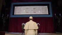 El Papa Francisco venera la Sábana Santa dentro de la Catedral de San Juan Bautista en Turín, Italia, el 21 de junio de 2015 | Crédito: Vatican Media