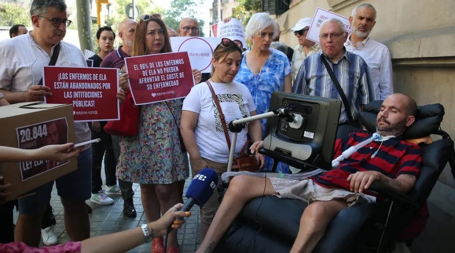 Jordi Sabaté Pons entrega miles peticiones al Gobierno de España para que proteja a los enfermos de esclerosis lateral amiotrófica (ELA). Crédito: Derecho a Vivir?w=200&h=150