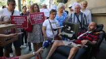 Jordi Sabaté Pons entrega miles peticiones al Gobierno de España para que proteja a los enfermos de esclerosis lateral amiotrófica (ELA). Crédito: Derecho a Vivir