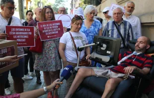 Jordi Sabaté Pons entrega miles peticiones al Gobierno de España para que proteja a los enfermos de esclerosis lateral amiotrófica (ELA). Crédito: Derecho a Vivir 