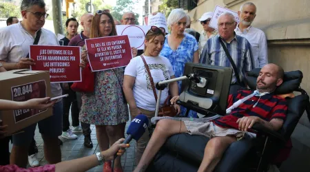 Entregan más de 20 mil firmas exigiendo una alternativa a la eutanasia para enfermos de ELA