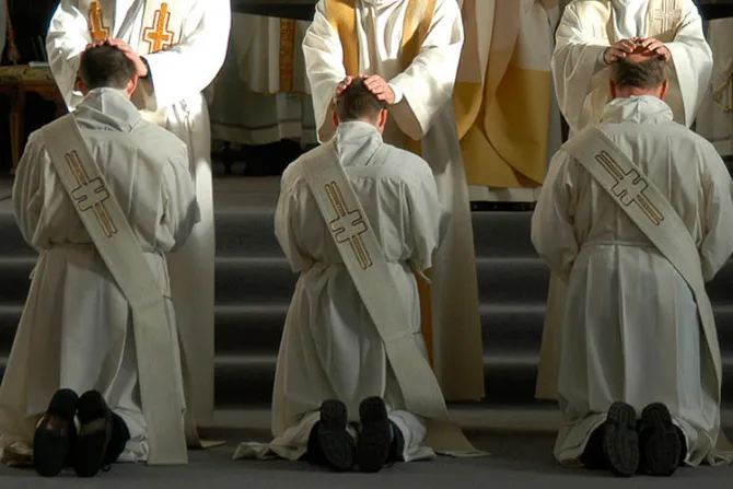 Mons. Munilla: Iglesia no impone celibato, sino elige a quienes sienten el don de ser célibes