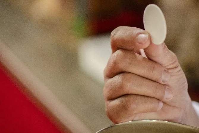Advierten sobre supuesto sacerdote que no pertenece a la Iglesia Católica