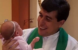 El P. Di Carlo durante un bautismo. Cru00e9dito: Cortesu00eda P. Leonardo Di Carlo 