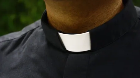 Con singular ejemplo sacerdote alienta a usar siempre sotana o clergyman