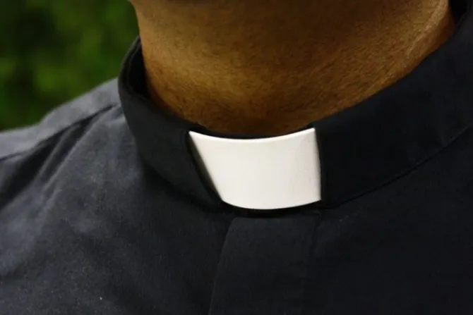 Con singular ejemplo sacerdote alienta a usar siempre sotana o clergyman