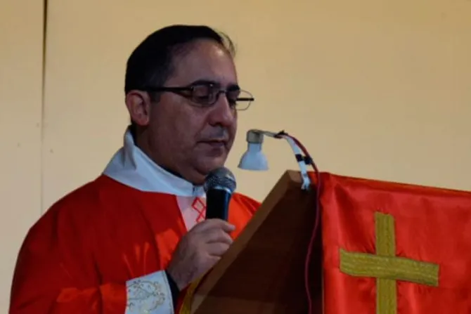 Sancionan a sacerdote acusado de difamar a 2 arzobispos en Argentina
