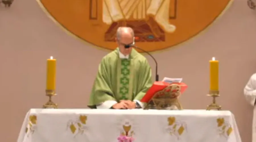 Sacerdote en Misa oye canto con error teológico y lo corrige de inmediato [VIDEO]