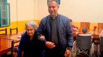 El P. Jorge Arias con una de las ancianas de la Casa Hermano Ettore. Crédito: Eduardo Berdejo (captura de video)