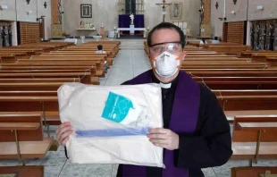 Sacerdote sostiene el equipo de protecciu00f3n entregado por la Compau00f1u00eda de Maru00eda, Madre de los Sacerdotes y su Fundaciu00f3n La Morada de la Misericordia. 