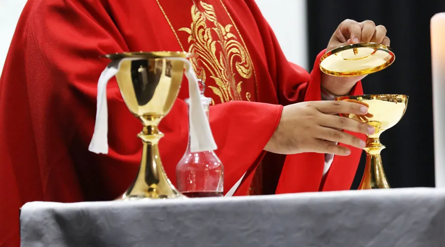 Sacerdote con vestiduras litúrgicas de color rojo. Crédito: Shuterstock?w=200&h=150