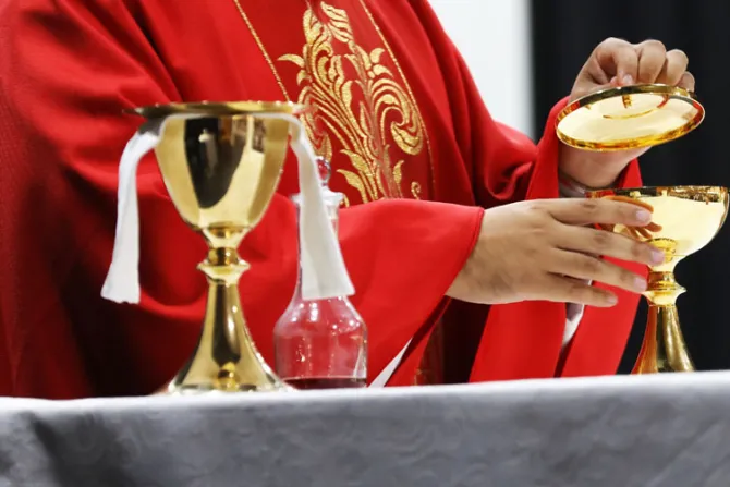 Cardenal explica por qué los sacerdotes se visten de rojo en las Misas hoy