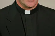 Suspenden a sacerdote detenido por presuntos delitos sexuales contra menor