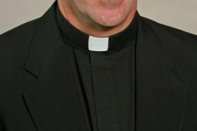Suspenden a sacerdote detenido por presuntos delitos sexuales contra menor