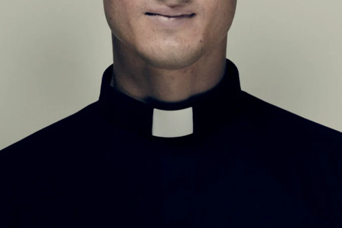 Sacerdote que profanó su propio altar es acusado de vandalismo