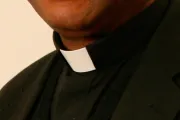 Obispo remueve a párroco que presidió unión civil entre dos mujeres