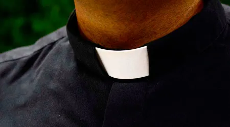 Al grito de "por todos los niños" atacan a sacerdote que no es culpable de abusos