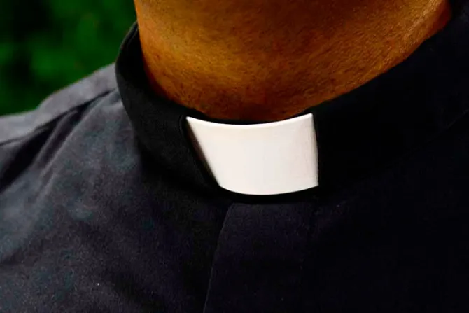 Al grito de "por todos los niños" atacan a sacerdote que no es culpable de abusos