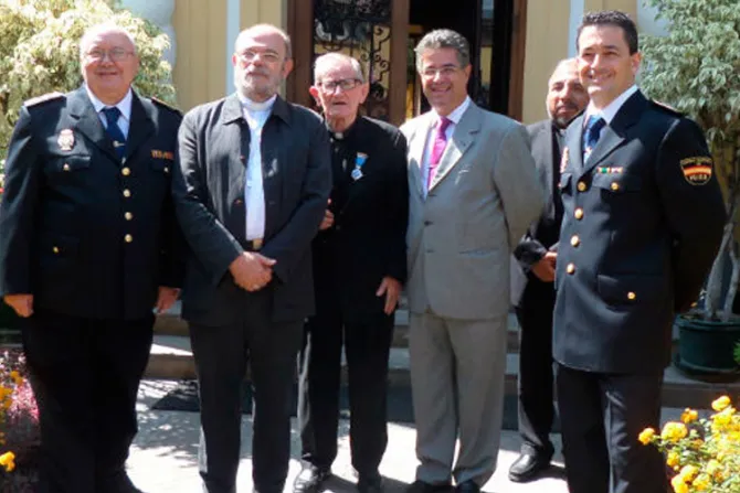 España condecora a sacerdote del Callao que sirve a presos y a los más pobres del Perú