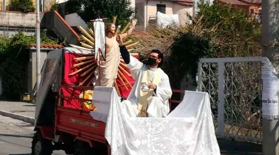 El P. Pietro D'Angelo bendice a los fieles con una imagen de Cristo desde un tractor. Crédito: Avvenire