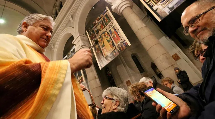 Sacerdote en Francia bendijo celulares por fiesta de San Francisco ... - ACI Prensa