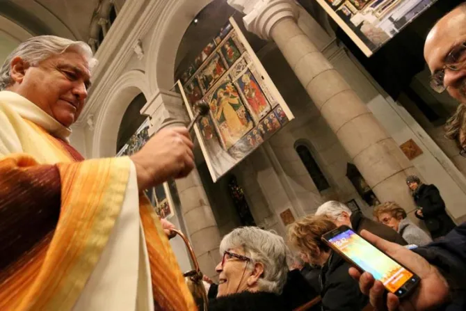 Sacerdote en Francia bendijo celulares por fiesta de San Francisco de Sales 