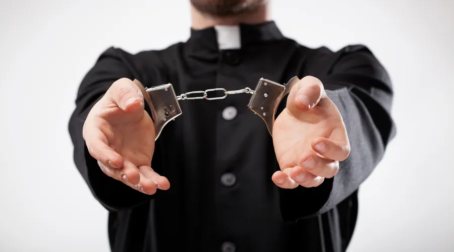 Imagen referencial de sacerdote detenido. Crédito: Shutterstock?w=200&h=150