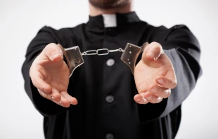 Imagen referencial de sacerdote detenido. Cru00e9dito: Shutterstock 