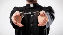 Imagen referencial de sacerdote detenido. Crédito: Shutterstock
