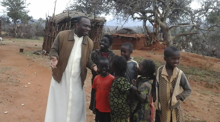 El P. Kenneth con niños de la tribu Borana en Etiopía. Crédito: ACN?w=200&h=150