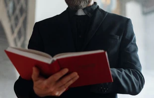 Sacerdote exorcista / Cru00e9dito: Pexels 