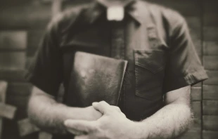 Imagen referencial de sacerdote falso. Cru00e9dito: Shutterstock 