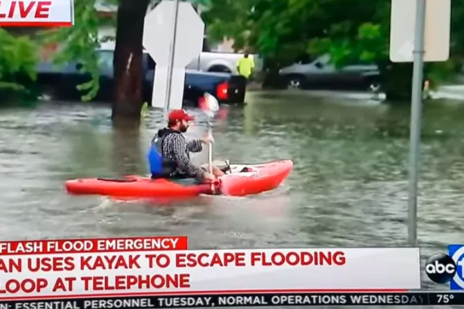 Huracán Harvey: Sacerdote en kayak cruza inundación para celebrar Misa con fieles varados