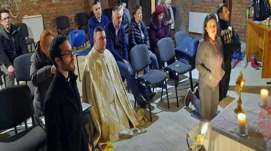 El P. Tadeusz con algunos fieles en adoración eucarística en Kiev. Crédito: Ayuda a la Iglesia Necesitada Chile
