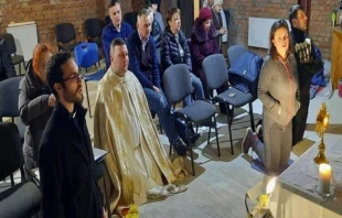 El P. Tadeusz con algunos fieles en adoraciu00f3n eucaru00edstica en Kiev. Cru00e9dito: Ayuda a la Iglesia Necesitada Chile 