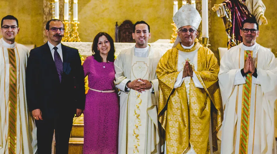 El P. Carlos Ángel Martínez con sus padres, el obispo que lo ordenó y otros sacerdotes. Crédito: Flick OCRI México?w=200&h=150
