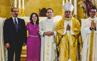 El P. Carlos u00c1ngel Martu00ednez con sus padres, el obispo que lo ordenu00f3 y otros sacerdotes. Cru00e9dito: Flick OCRI Mu00e9xico 