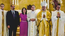 El P. Carlos Ángel Martínez con sus padres, el obispo que lo ordenó y otros sacerdotes. Crédito: Flick OCRI México