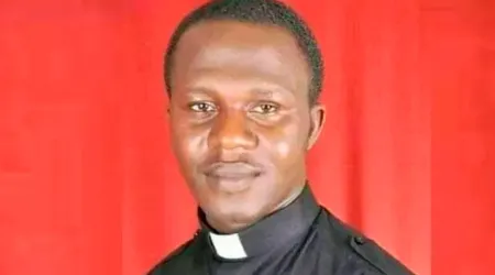 Las oraciones fueron escuchadas: Liberan a sacerdote tras 40 días de secuestro en Nigeria
