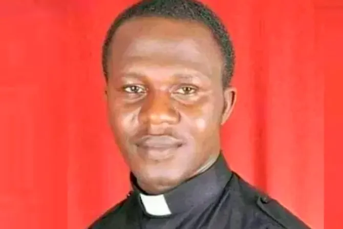 Las oraciones fueron escuchadas: Liberan a sacerdote tras 40 días de secuestro en Nigeria