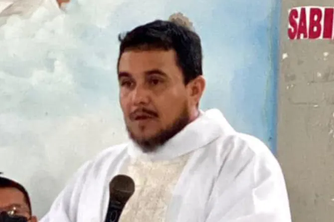 Dictadura de Nicaragua condena a 10 años de prisión a sacerdote crítico del régimen
