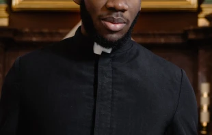 Imagen referencial de sacerdote. Cru00e9dito: Photo by MART PRODUCTION en Unsplash 