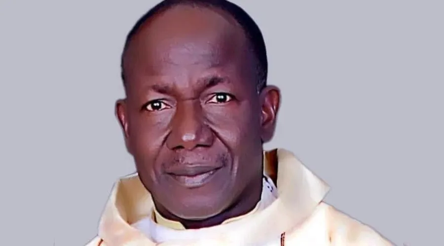 Asesinan a sacerdote quemándolo vivo y otro queda herido de bala en Nigeria